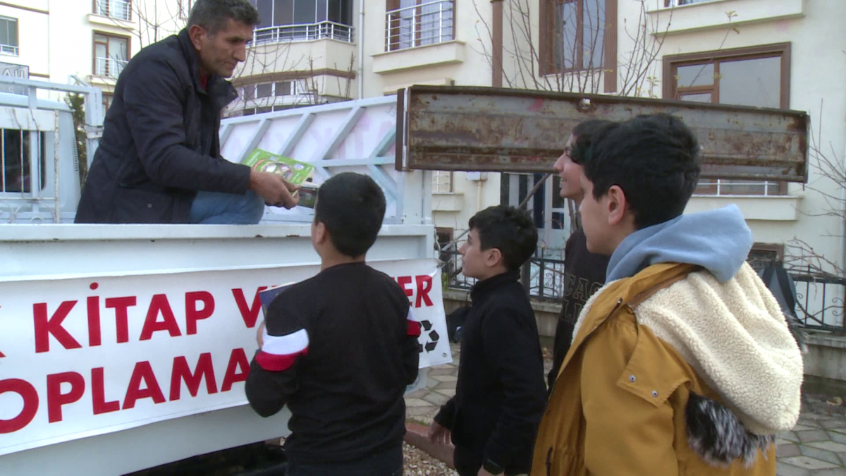 400 ton eski kitap topladı  okunabilir durumda olan 150 ton kitabı da ihtiyacı olan öğrencilere ücretsiz olarak dağıttı