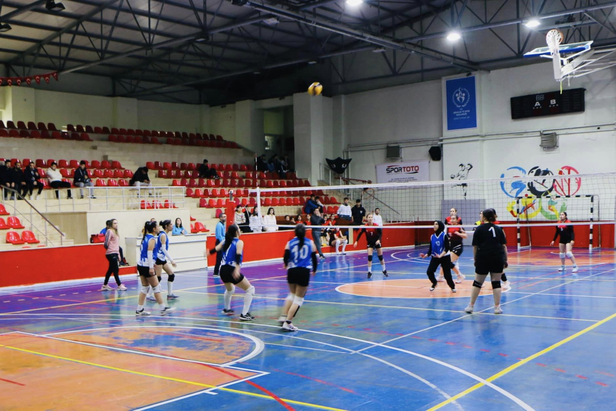 2024-2025 Eğitim Öğretim dönemi okul sporları Gençler kız-erkek Voleybol Müsabakalarının yarı final maçları 14 Eylül Kapalı Spor Salonunda devam ediyor. 