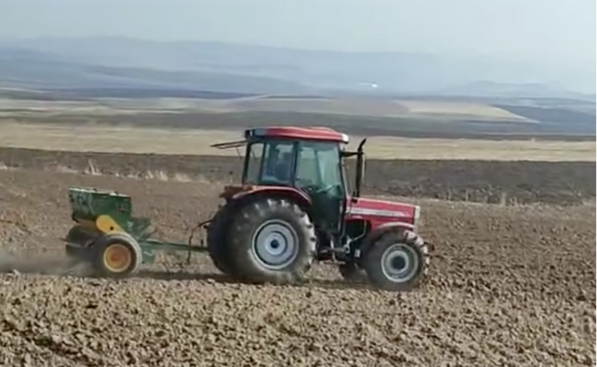 Güney doğu anadolu bölgesinin çukur ovası garzan ovasında  hububat ekimi yapılıyor 