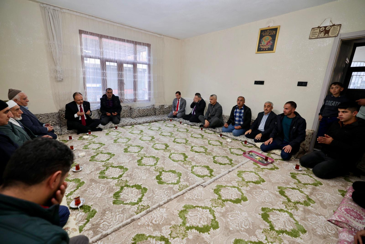 VALİ KIZILKAYA, TRAFİK KAZASINDA HAYATINI KAYBEDEN “DURSUN TOSUN” UN AİLESİNE TAZİYE ZİYARETİNDE BULUNDU