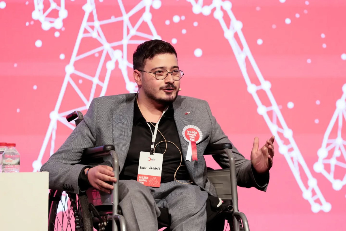 Yazarımız Bekir ÖZDENİZ , Kızılay'ın engelsiz gönüllülerinin ilham veren hikayelerinin paylaşıldığı