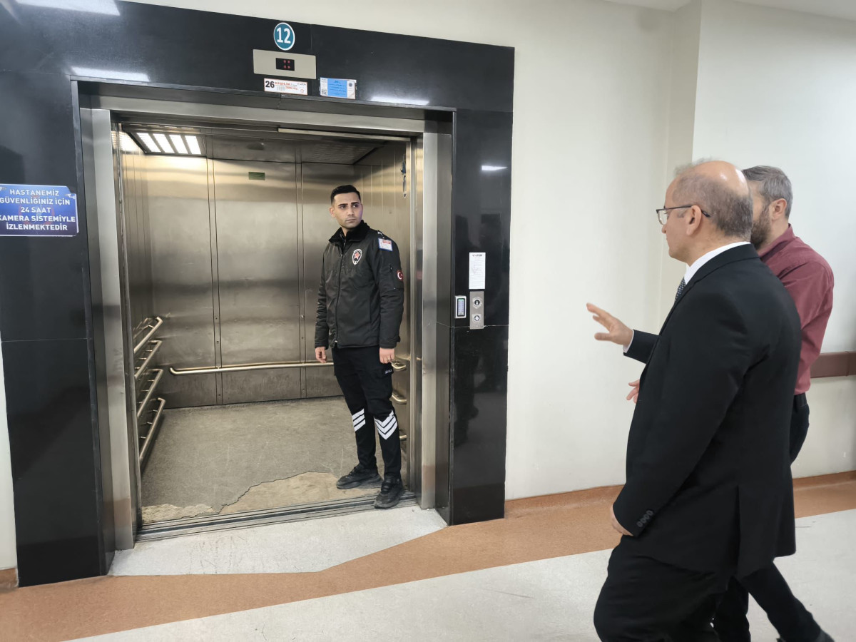 Siirt Eğitim ve Araştırma Hastanesi’nde uzun süredir arızalar nedeniyle kullanılamayan asansörler, yürütülen yoğun takip ve teknik çalışmalar sonucunda yeniden hizmete alındı.