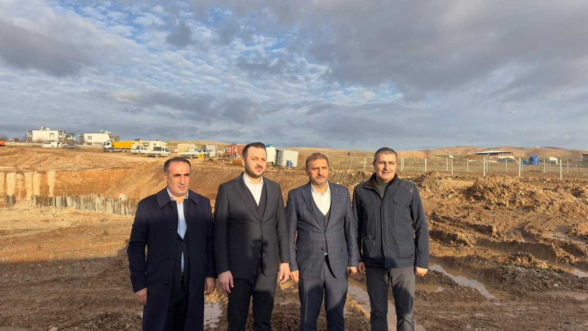 AK Parti Siirt İl Başkanı Av. Bahri Caner Özturan, Siirt–Kurtalan Demiryolu Projesi kapsamında sahada yürütülen çalışmaları yerinde inceledi.