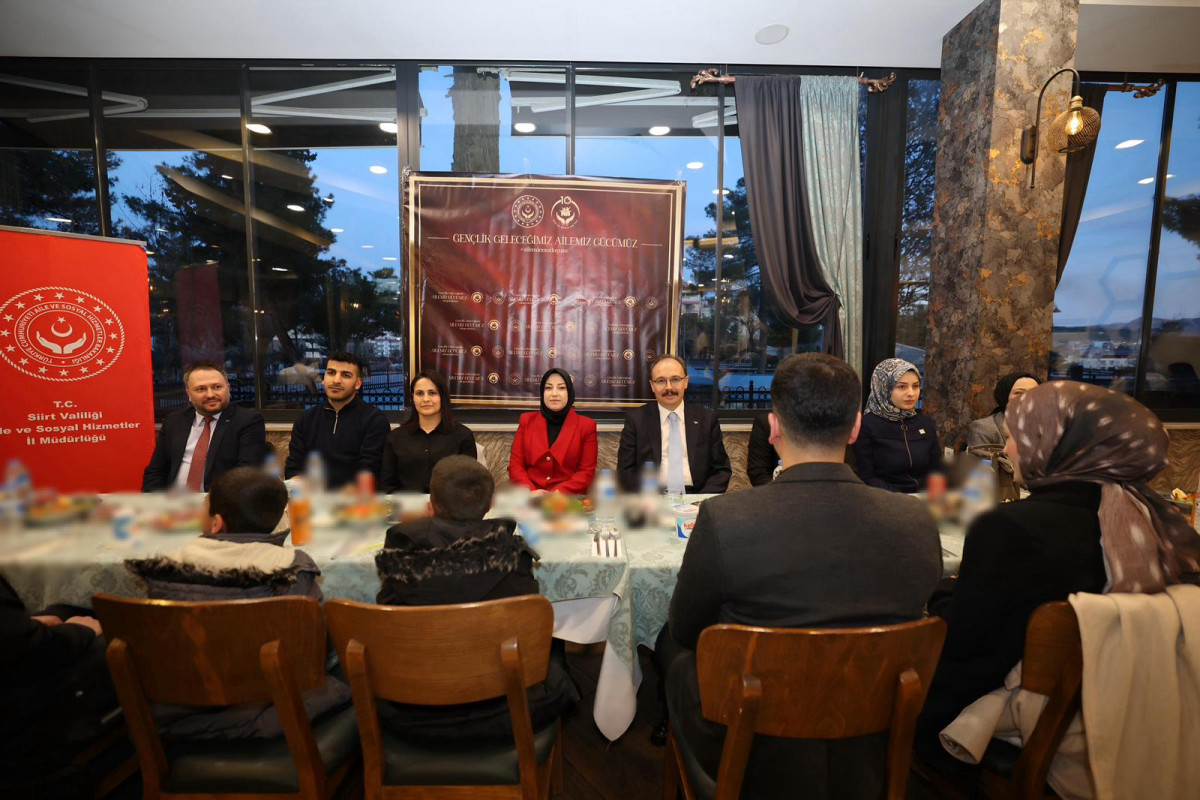 Vali Dr. Kemal Kızılkaya Evlilik Kredisinden Yararlanan Çiftlerle iftar programında bir araya geldi.