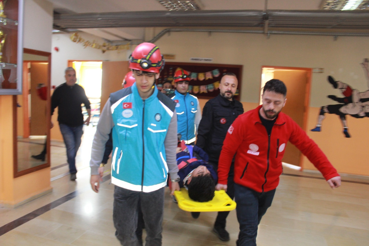 Siirt Şehit Zafer Kılıç Spor Lisesinde, itfaiye ve UMKE ekibinin katılımıyla deprem tatbikatı gerçekleştirildi.