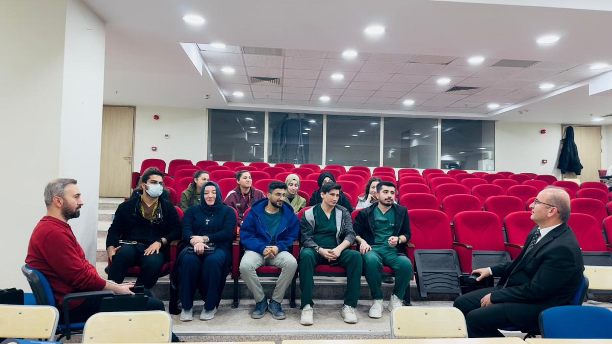 Siirt Eğitim ve Araştırma Hastanesi Başhekimi Prof. Dr. Servet Yolbaş, hastanede görev yapan intörn doktorlarla bir araya geldi.