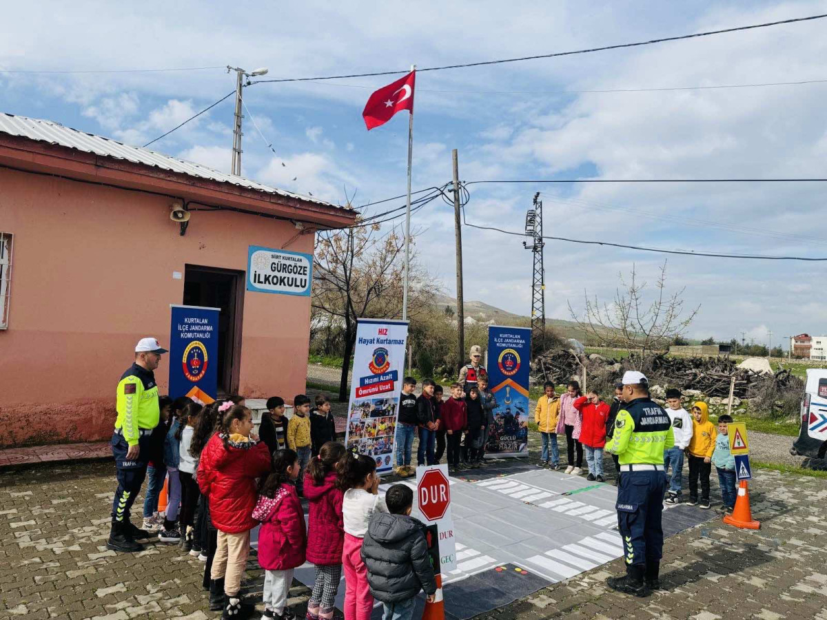Kurtalan İlçe Jandarma Komutanlığı Gürgöze İlkokulu öğrencilerine Jandarmanın Tanıtımı ve Trafik Dedektifleri Projesini hakkında öğrencileri bilgilendirdi