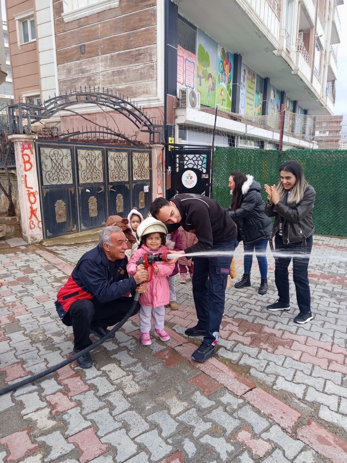 Minikler İtfaiyeci Amcalarıyla buluştu