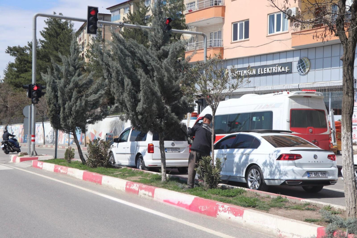 Siirt Belediyesi Park ve Bahçeler Müdürlüğü ekipleri, baharın gelişiyle birlikte kent genelinde yeşil alanlarda bakım ve düzenleme çalışmaları yapıyor 