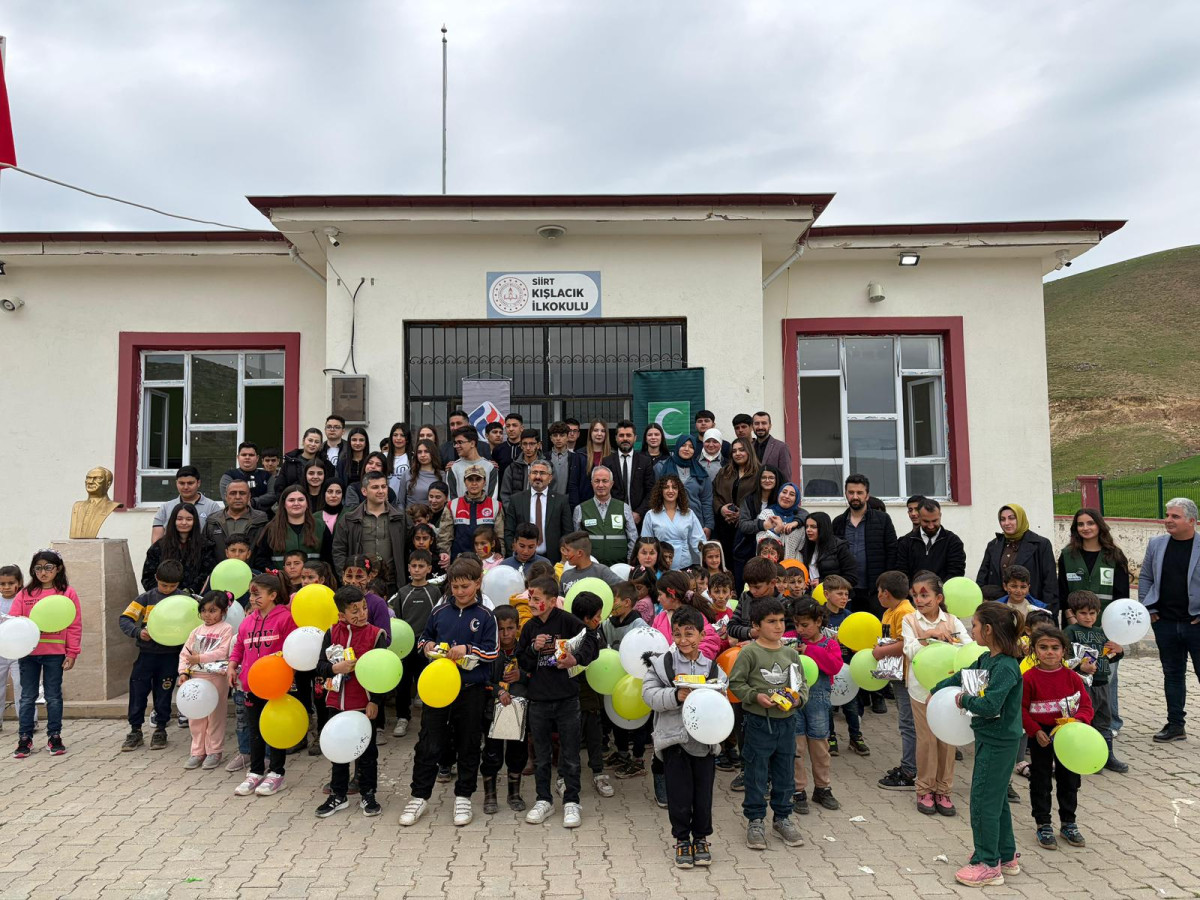 Siirt Yeşilay Şube yöneticileri  üyeleriyle birlikte Merkeze bağlı Kışlacık köy okulunu  ziyaret ederek etkinlik düzenlendiler