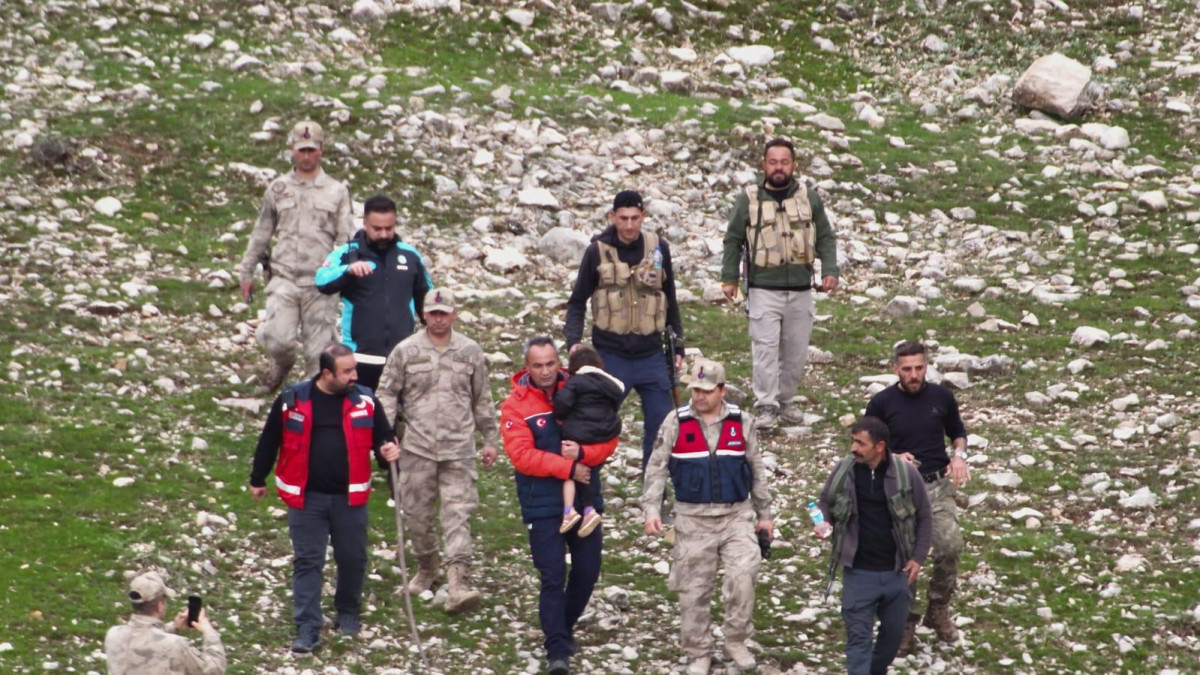 SİİRT ERUH GÖRENDORUK KÖYÜNDE KAYBOLAN 3 YAŞINDAKİ ZİKAN DARGA ADINDAKİ KIZ ÇOCUĞU KAYBOLDUĞU YERDEN 3. 5 UZAKLIKTA UMKE İLE AFAT EKİBİ TARAFINDAN BULUNDU