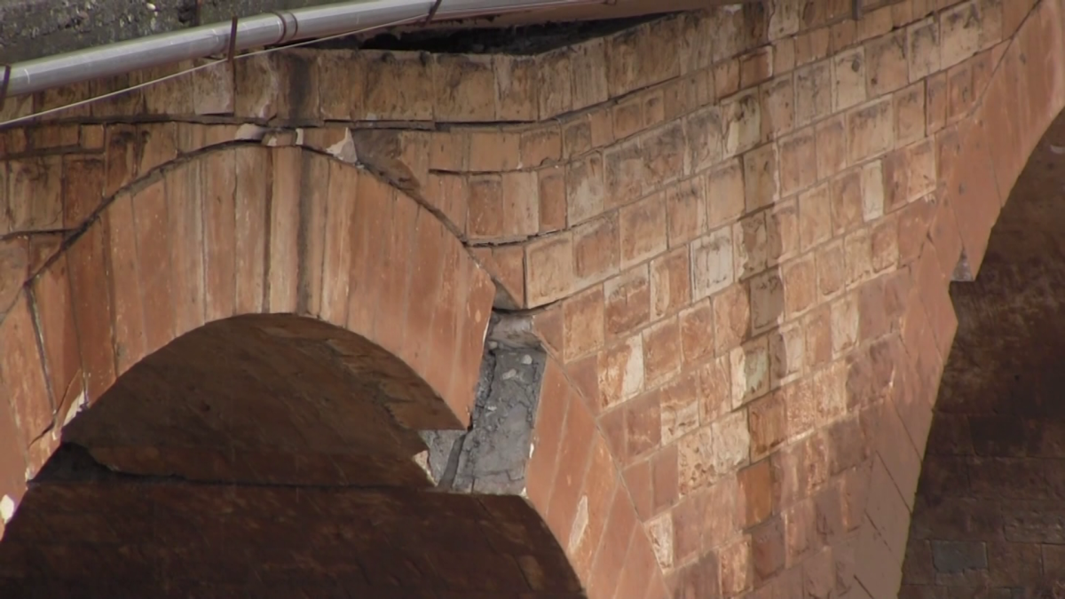 AŞIRI YAĞIŞLARDAN HASAR GÖREN KEZER KÖPRÜSÜ ULAŞIMA KAPATILDI