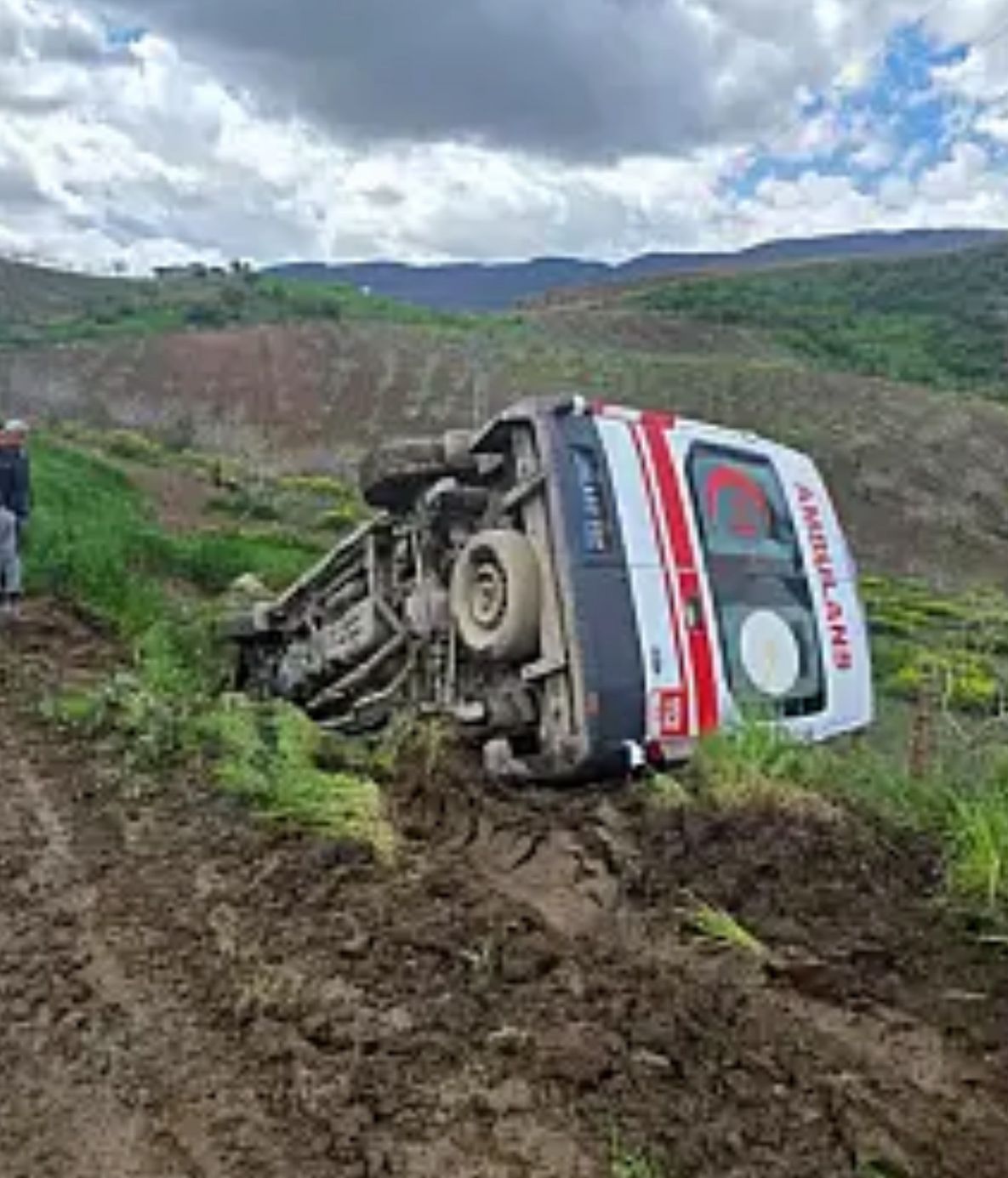 Siirt’te Ambulans Şarampole Devrildi: 3 Sağlık Personeli Yaralandı