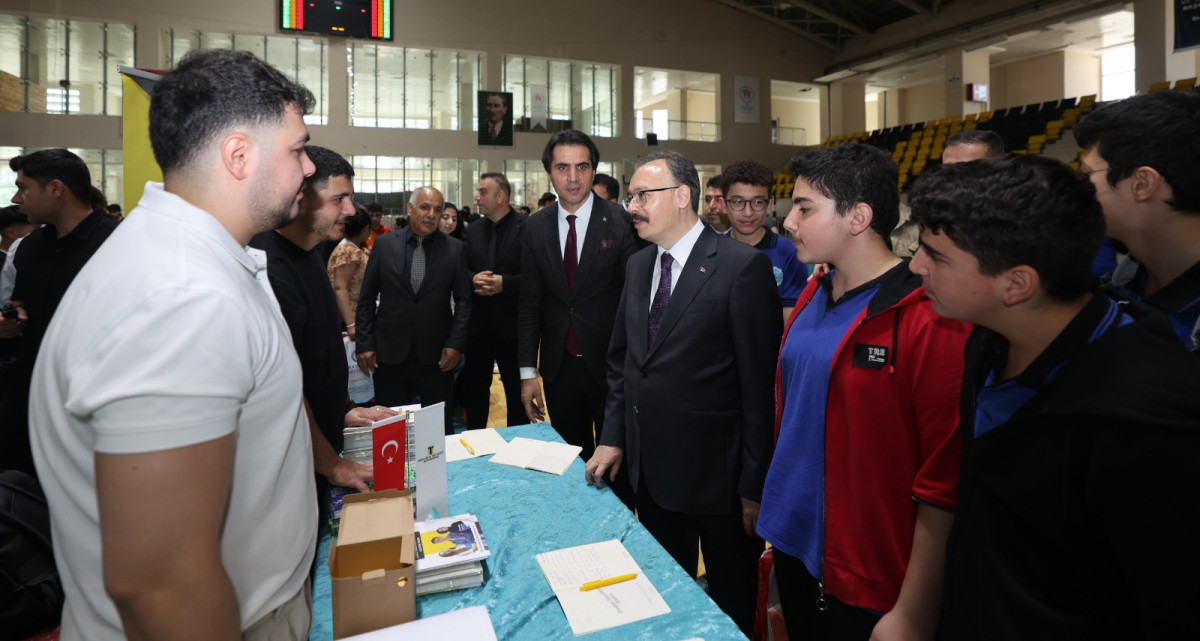 SİİRT’TE ÜNİVERSİTE TANITIM FUARI VE KARİYER GÜNÜ ETKİNLİĞİ DÜZENLENDİ