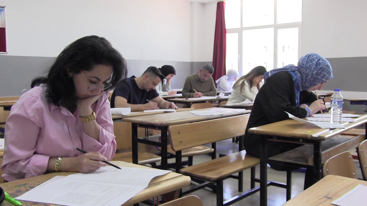 SİİRT TE DÜZENLENEN SINAVDA ÖĞRETMENLER ÖĞRENCİ OLDU VELİLER ÖĞRETMEN OLDU