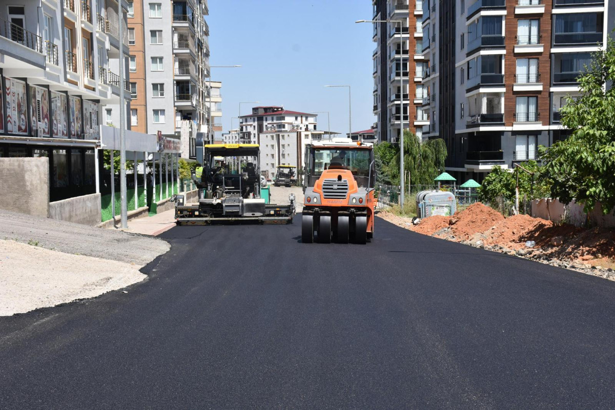 SİİRT'TE ASFALT SEFERBERLİĞİ HIZ KESMEDEN DEVAM EDİYOR!