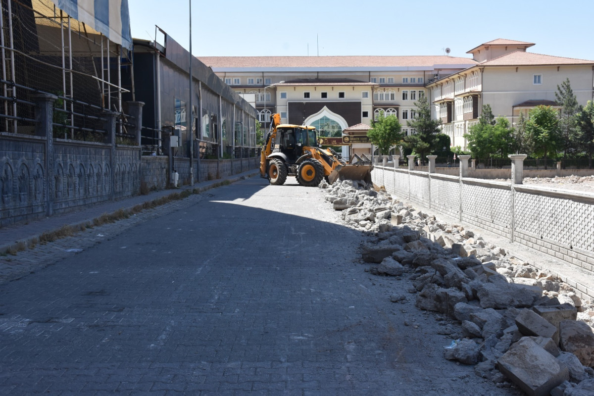 SİİRT BELEDİYESİNDEN ULAŞIMI RAHATLATACAK ÇALIŞMA: BAĞLANTI YOLU GENİŞLETİLİYOR