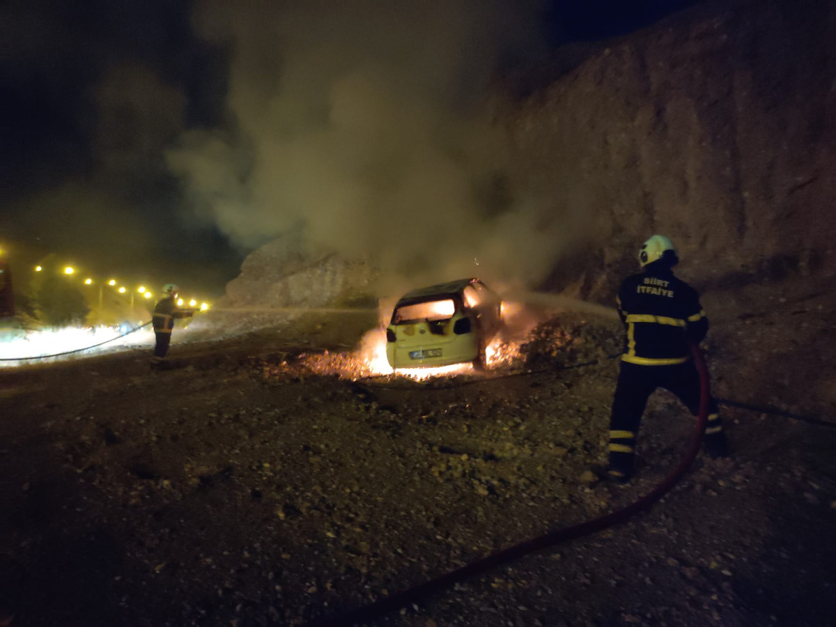 Siirt'te Otomobil Alev Topuna Döndü: İtfaiye Yangını Kontrol Altına Aldı