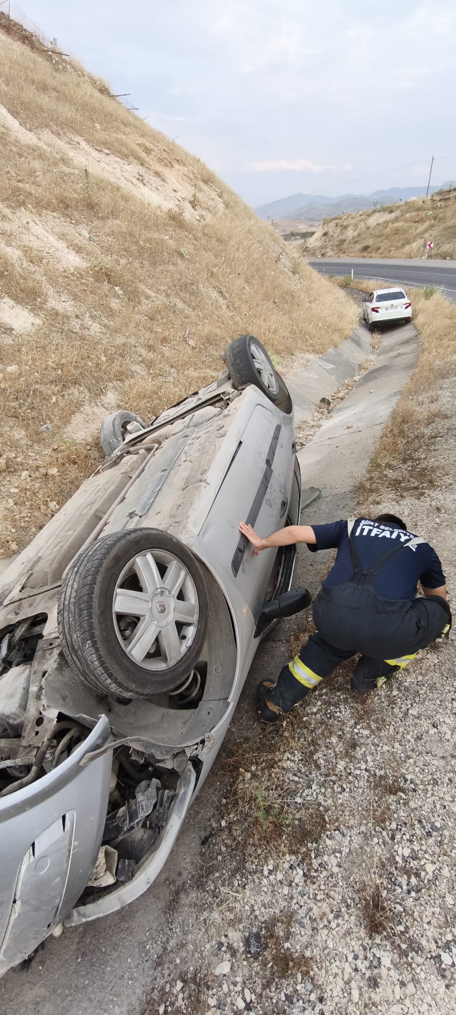 Siirt-Eruh Yolunda meydana gelen Kazada  Otomobil Ters Döndü, 3 Yaralıdan 1'inin Durumu Ağır