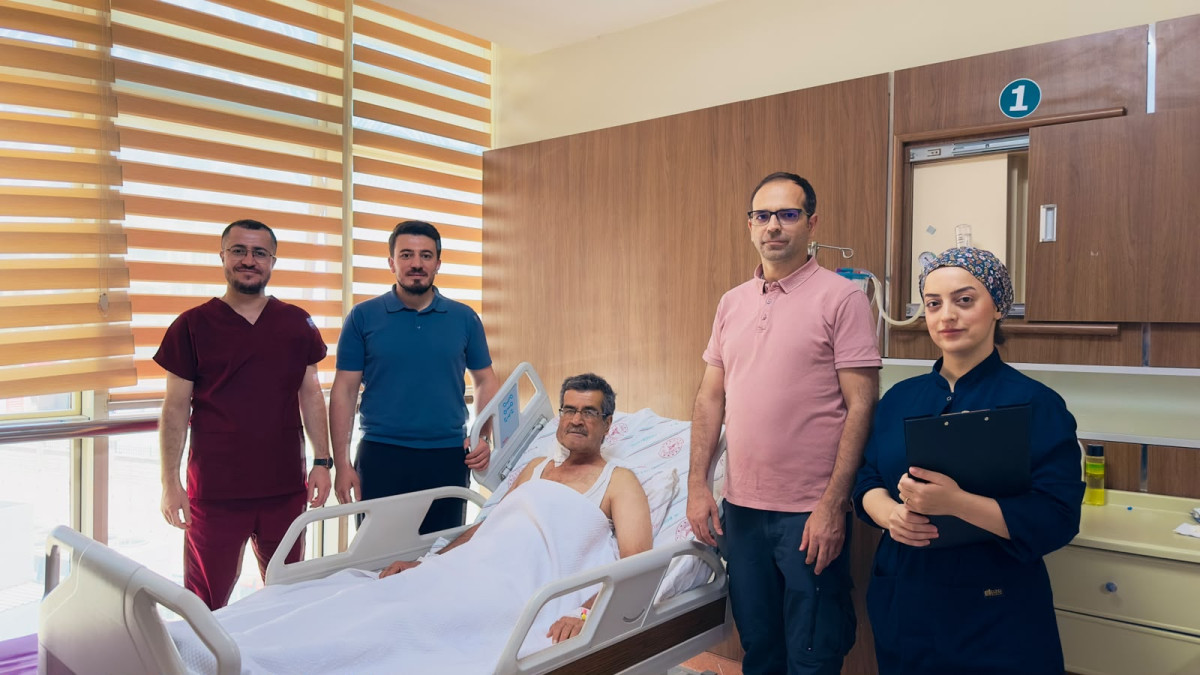 Felç Riskiyle Yaşıyordu! Siirt Eğitim ve Araştırma Hastanesi’nde Şah Damarı Ameliyatıyla Sağlığına Kavuştu
