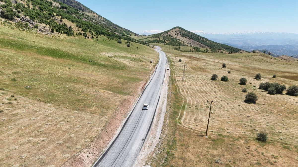 PERVARİ DOĞAN KÖYÜ YOLUNDA 10 BİN 200 METRELİK YOL YATIRIMI TAMAMLANDI