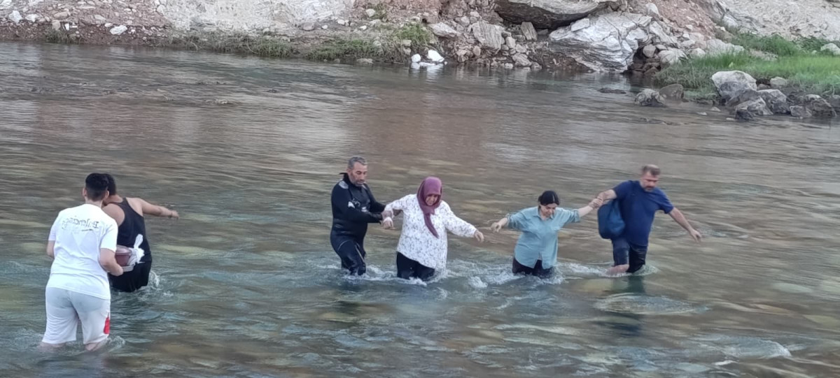 Siirt Kezer Çayı'nda Sular Aniden Yükseldi: Mahsur Kalan 8 Kişiyi İtfaiye Kurtardı