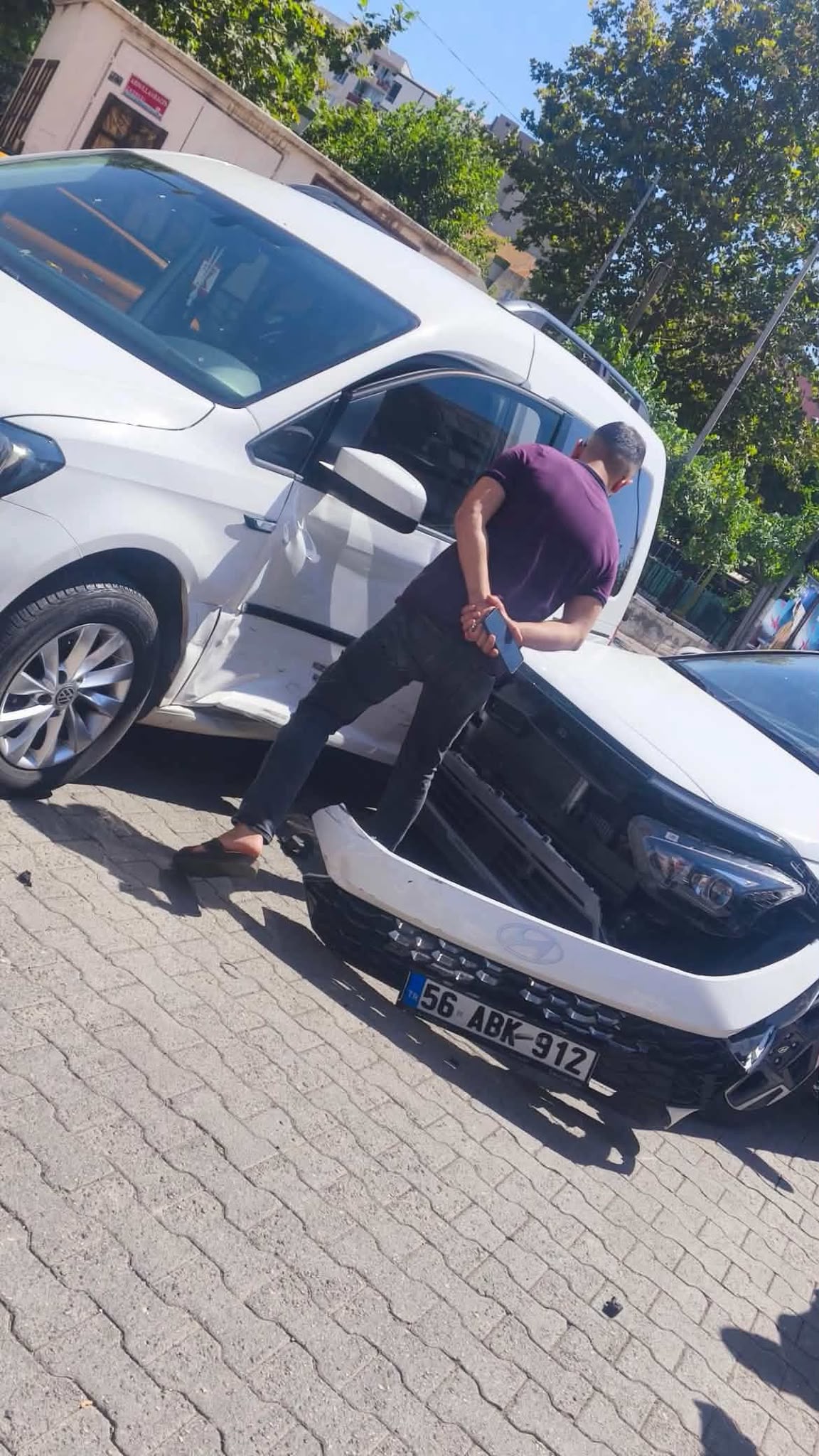 Siirt’te iki otomobilin çarpışması sonucu meydana gelen trafik kazasında araçlarda maddi hasar oluştu.