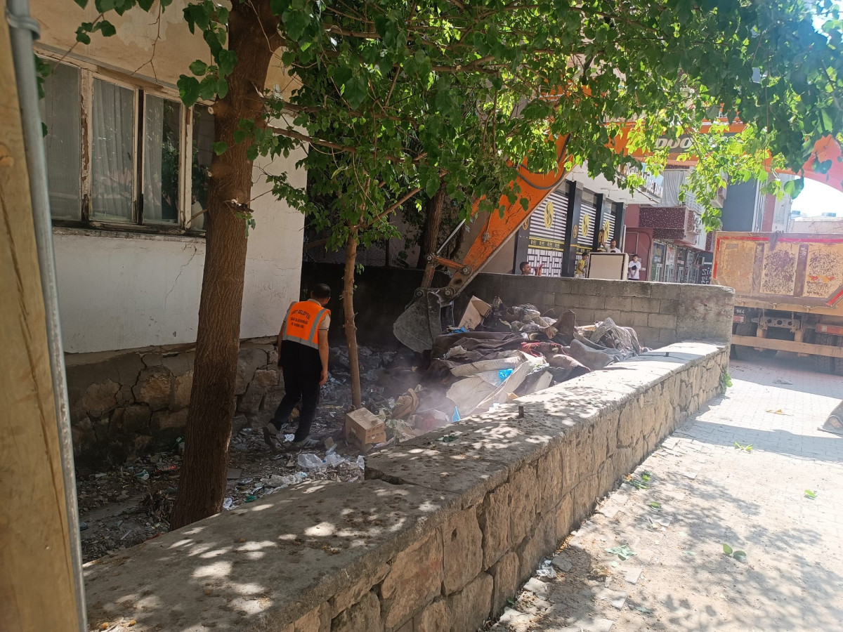 MAHALLELİ KOKUYA DAYANAMADI EVİ İHBAR ETTİ EVDEN İKİ KAMYON ÇÖP ÇIKTI KEPÇE YARDIMIYLA ÇÖPLER KALDIRILDI