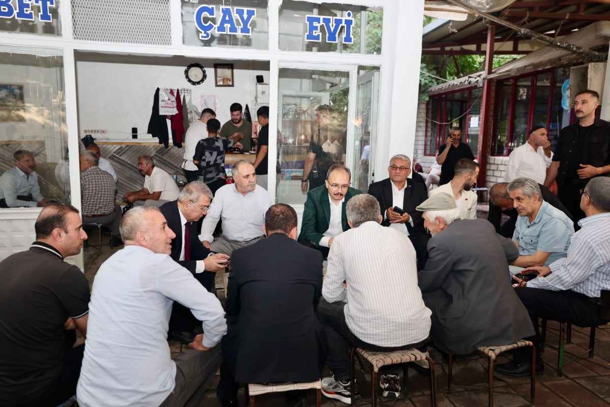 Siirt Valisi Kızılkaya, Cumhuriyet Caddesi'nde Esnaf ve Vatandaşlarla Bir Araya Geldi. 