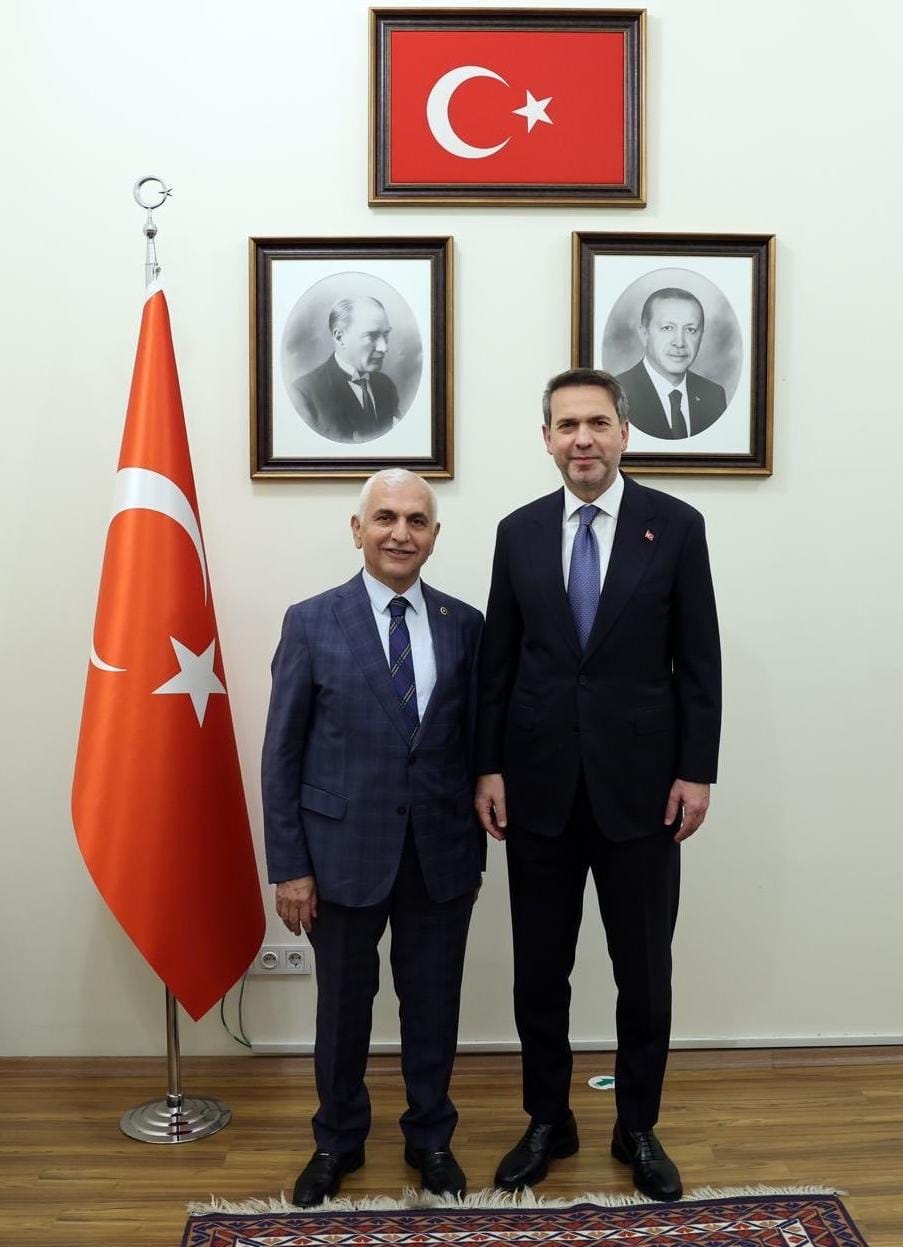AK Parti Siirt Milletvekili Mervan Gül, Enerji ve Tabii Kaynaklar Bakanı Alparslan Bayraktar'ı ziyaret ederek Siirt'teki enerji yatırımlarını ve altyapı çalışmalarını görüştü.