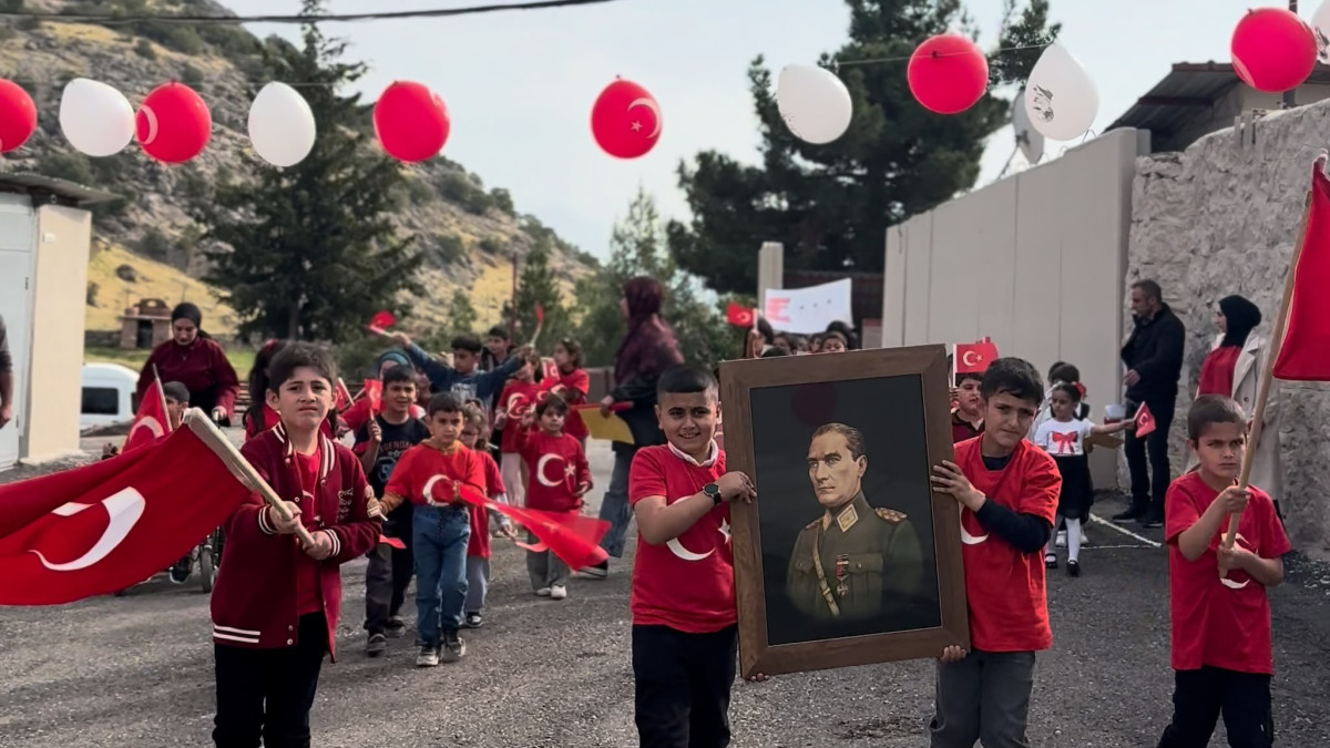 SİİRT’TE “ÇOCUK GELİŞSİN DÜNYA DEĞİŞSİN” PROJESİYLE CUMHURİYET COŞKUSU