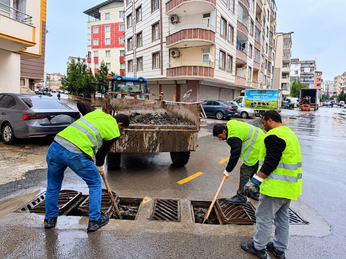 Siirt’te Yağmur Suyu Izgaraları ve Rögarların Bakım ve Temizlik Çalışmaları Sürüyor