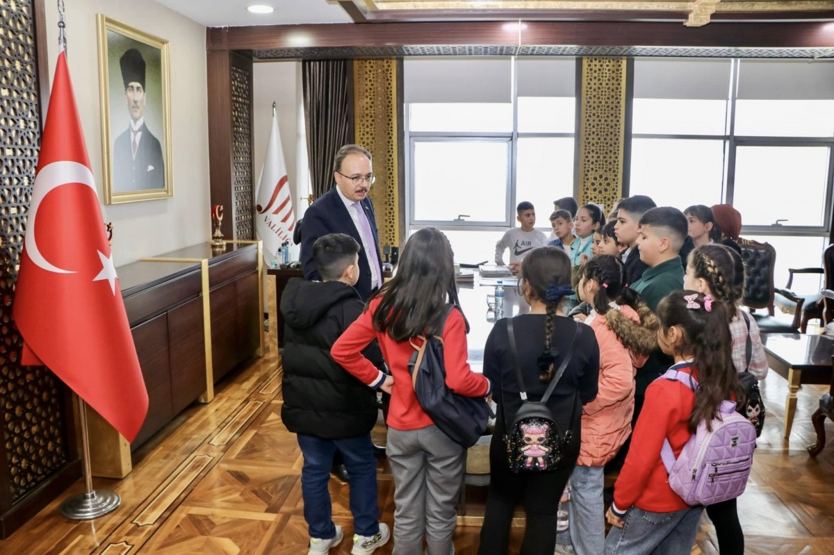 Vali Dr.Kemal Kızılkaya Geleceğin Valilerini, Müdürlerini Makamında Misafir Etti 