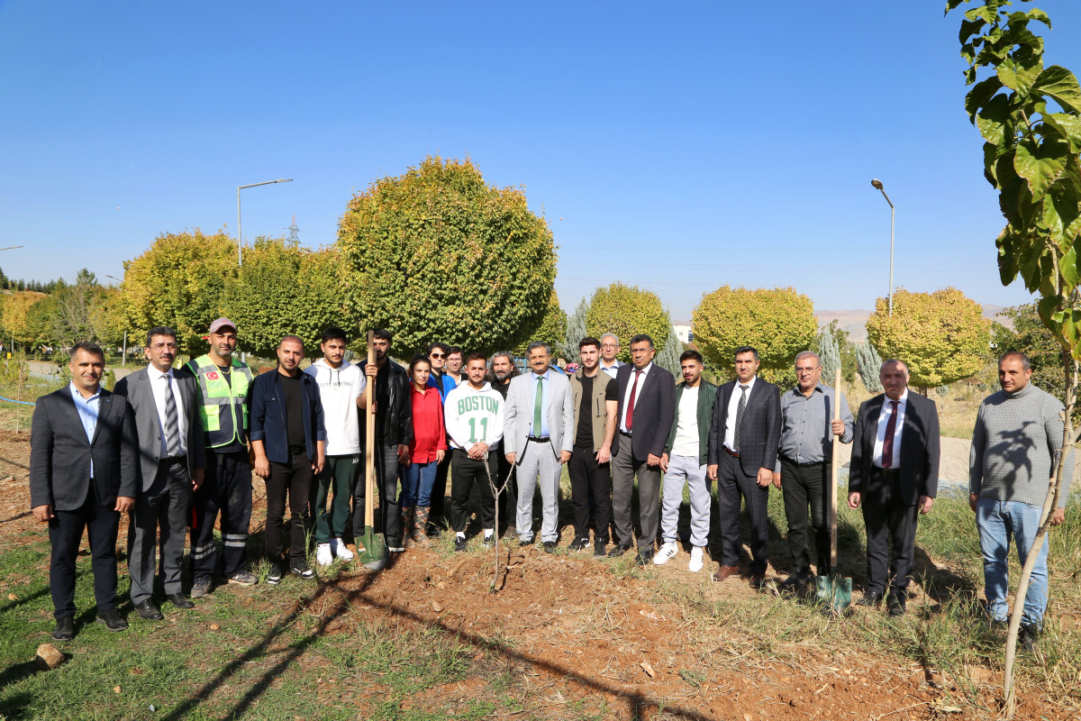 Siirt Üniversitesi’nde Ağaç Dikimi Etkinliği Düzenlendi 