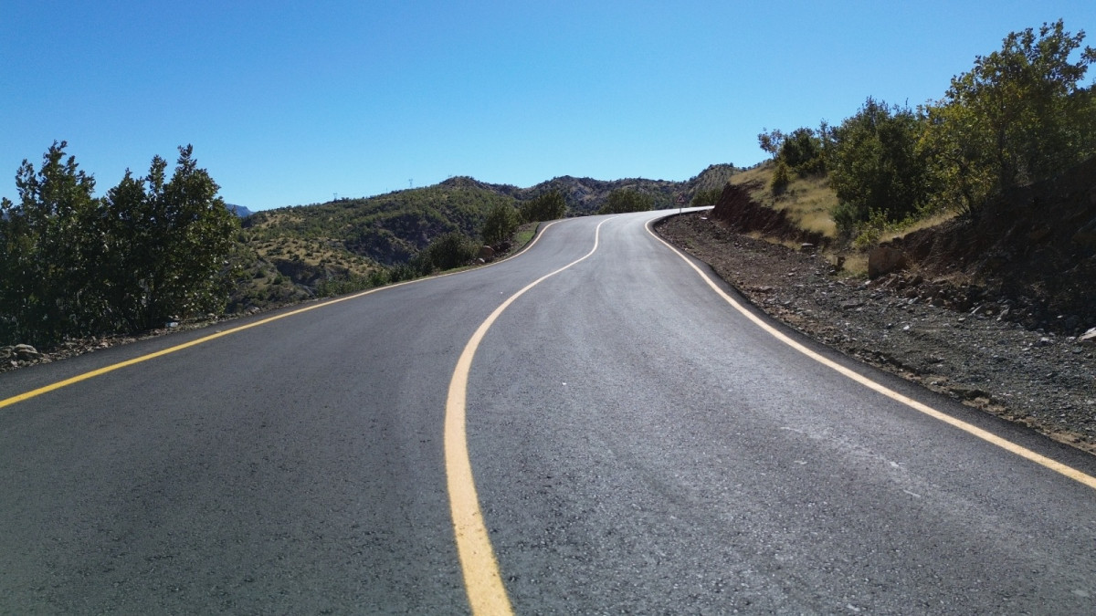 SİİRT’TE KIRSAL KALKINMANIN TEMELİ GÜÇLÜ YOL ALTYAPISIYLA ATILIYOR