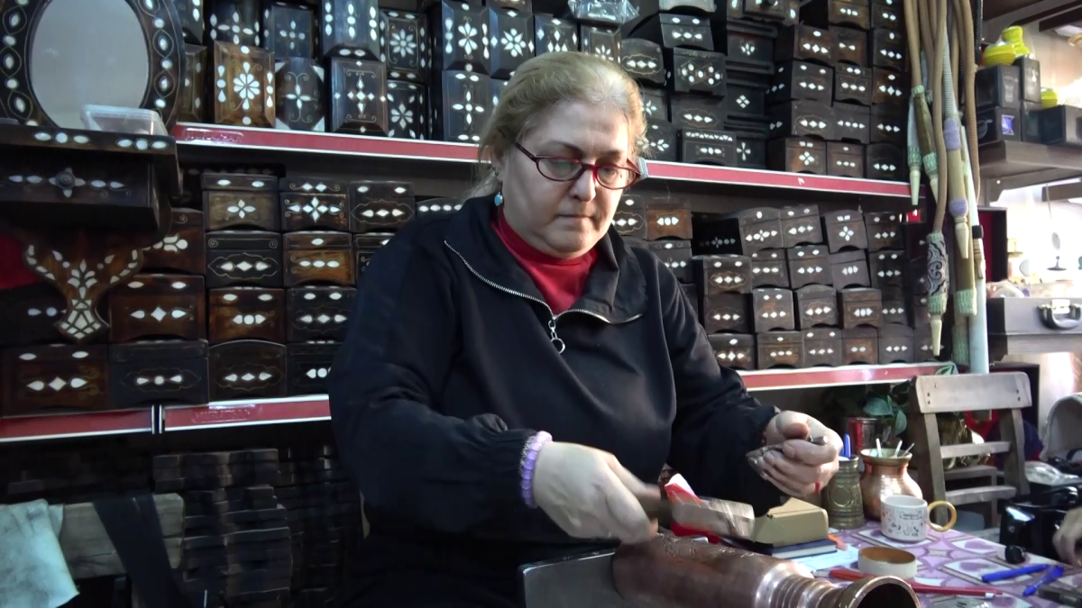 Kadın bakır ustası erkeklere taş çıkartıyor