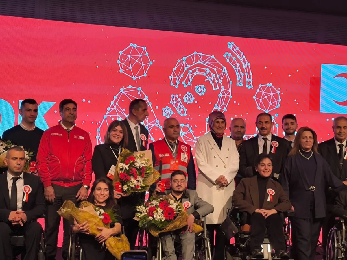 Yazarımız Bekir ÖZDENİZ , Kızılay'ın engelsiz gönüllülerinin ilham veren hikayelerinin paylaşıldığı