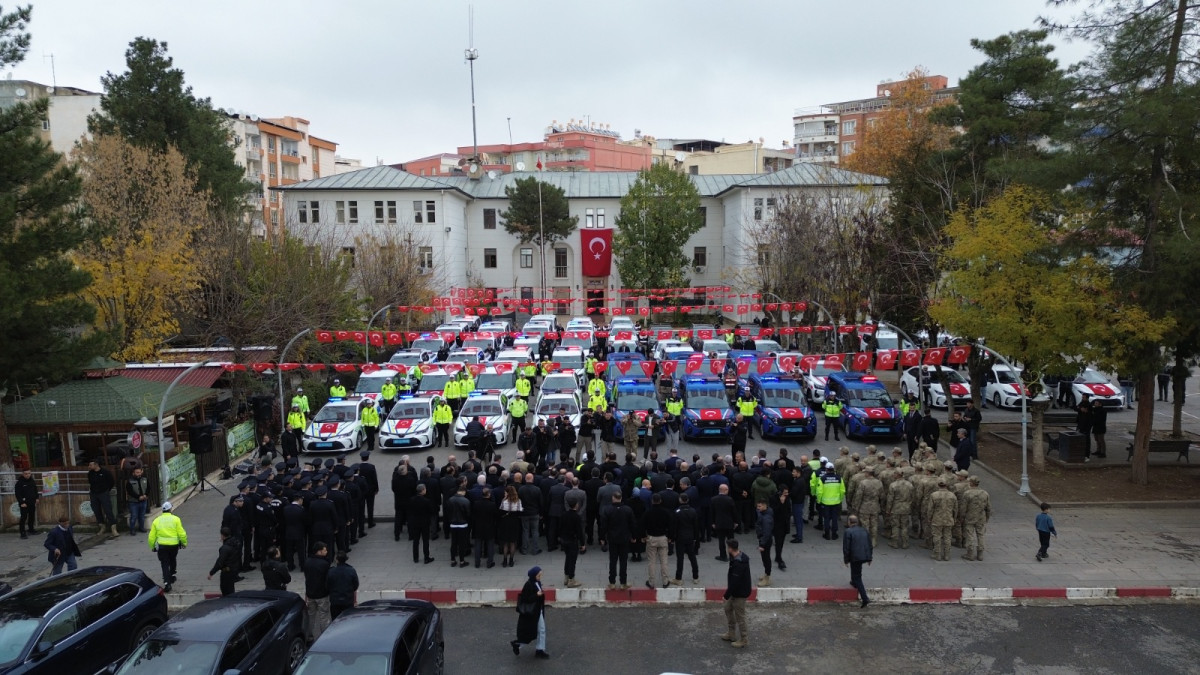 SİİRT’TİN HUZUR VE GÜVEN ORTAMINI SAĞLAYAN GÜVENLİK GÜÇLERİNİN ARAÇ FİLOLARINA TAZE KAN 68 ARAÇ TÖRENLE KOLLUK KUVVETLERİNE TESLİK EDİLDİ