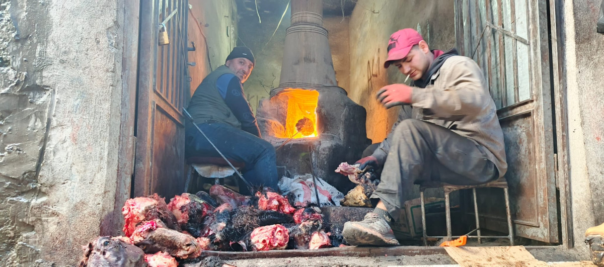Tarihi bir lezzet olan kelle paça, zahmetli hazırlanış süreci ve usta emeğiyle sofralara ulaşıyor.