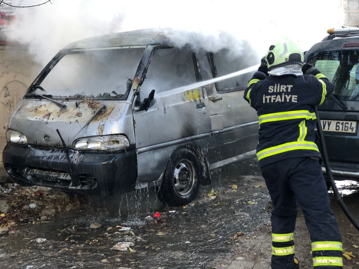 Siirt’te park halindeki bir kamyonet, henüz bilinmeyen bir nedenle alev aldı