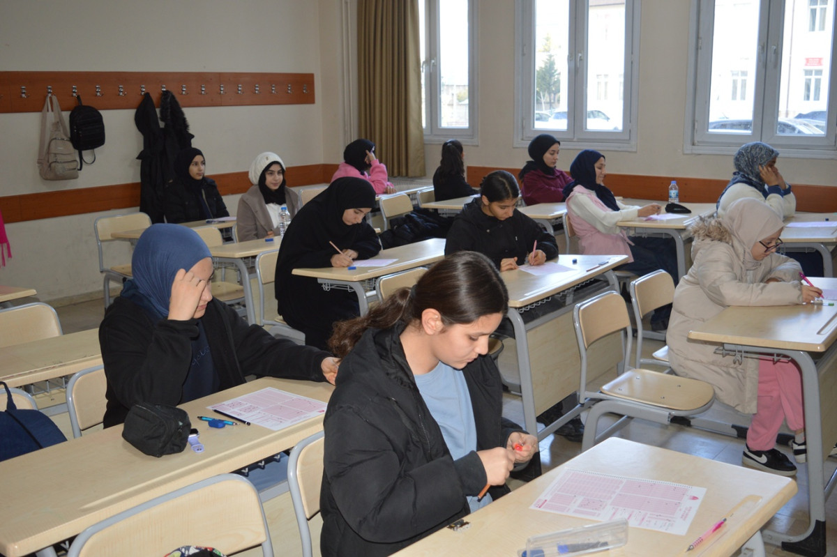 Siirt’te düzenlenen Siyer Sınavı’na her yaştan katılım sağlanırken, ailelerin çocuklarıyla birlikte gösterdiği ilgi ve duyarlılık dikkat çekti. Organizasyon, siyer bilincinin kuşaktan kuşağa aktarıldığını gösterdi.