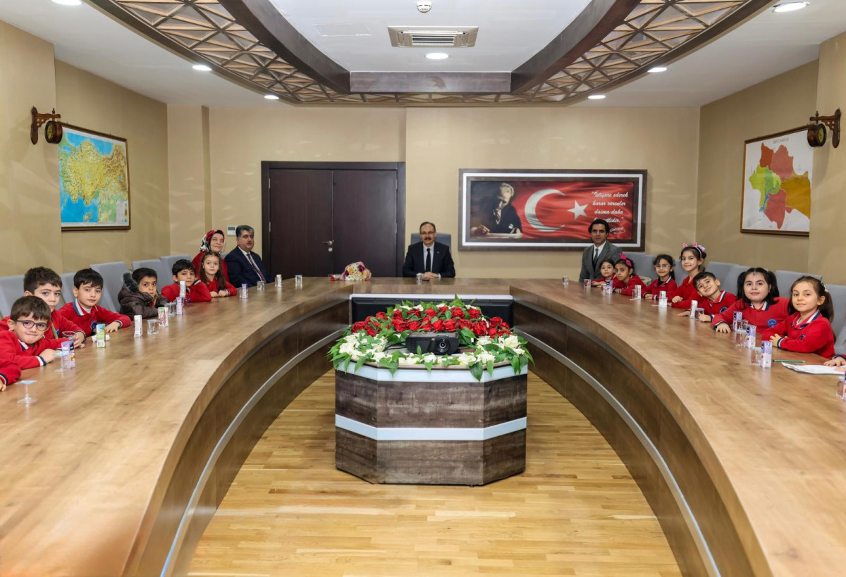Siirt Valisi ve Belediye Başkan Vekili Dr. Kemal Kızılkaya, Yağmurtepe İlkokulu 2. sınıf öğrencilerini Valilikte misafir etti.