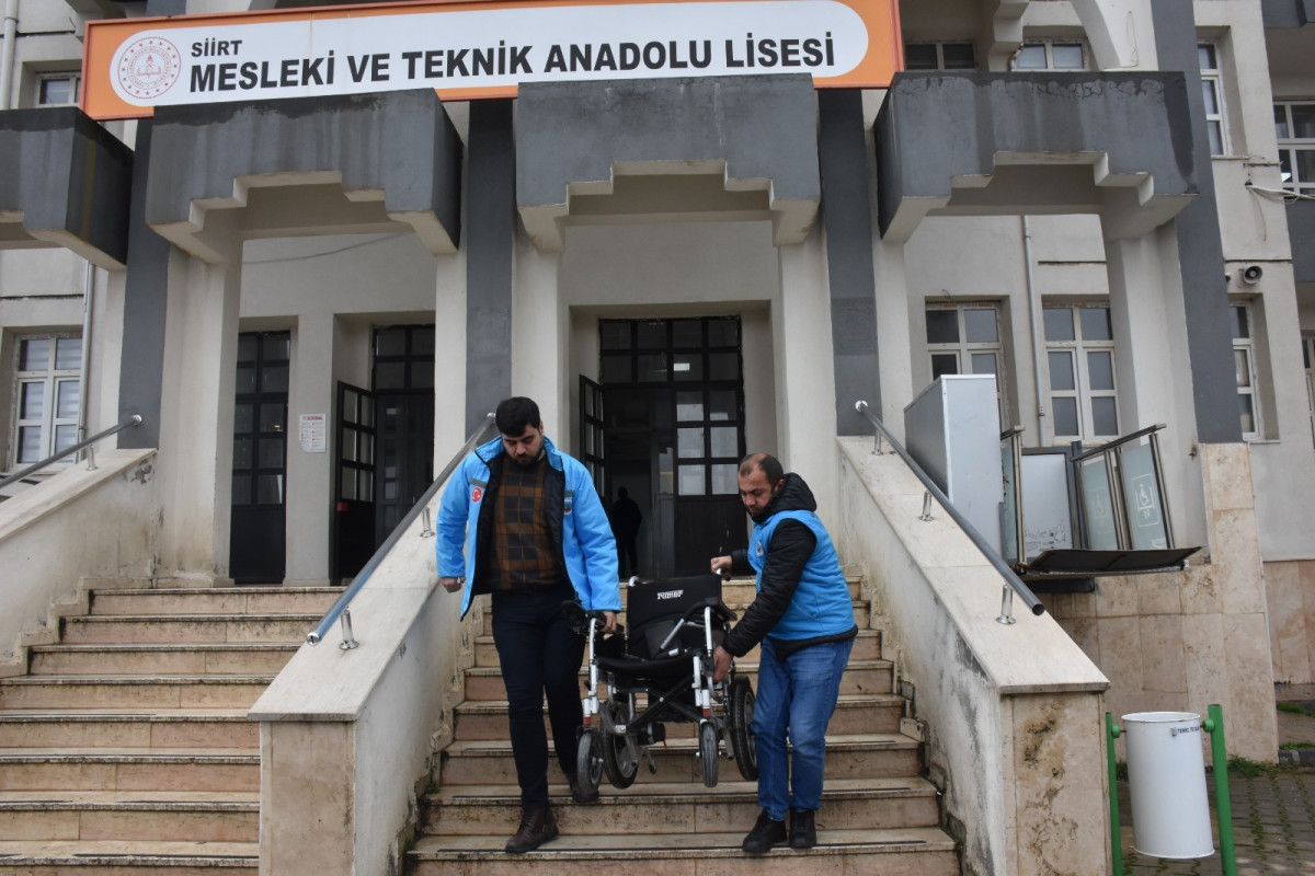 SİİRT’TE ENGELLİLERE BÜYÜK KOLAYLIK: TEKERLEKLİ SANDALYELER EVDEN ALINIP ONARILIP TESLİM EDİLİYOR