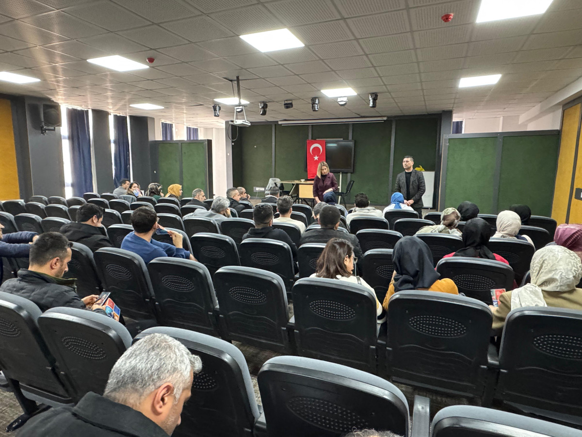 Siirt il merkezindeki ilk orta ve liseler açık kapı ekipler tarafından ziyaret edilerek sorunları dinleyorlar