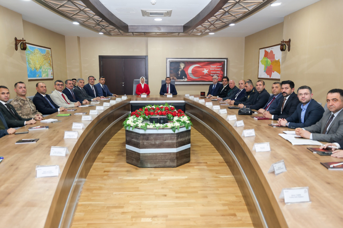 Siirt’te, mahalle ve köy muhtarlarına yönelik hayata geçirilmesi planlanan “Muhtarlar Akademisi” programı kapsamında hazırlık toplantısı düzenlendi.