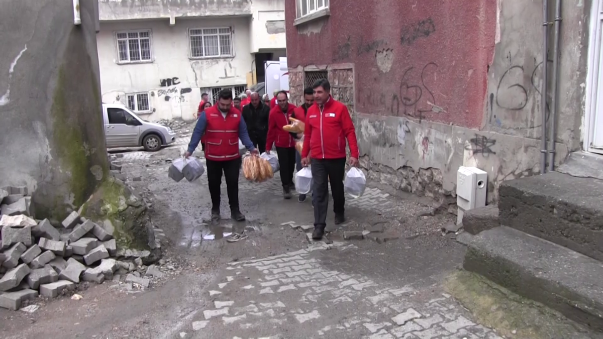 SİİRT KIZILAY ŞÜBESİNDE HER GÜN 600 KİŞİYE İFTAR YEMEĞİNİ EVLERİNE KADAR GÖTÜRÜYOR