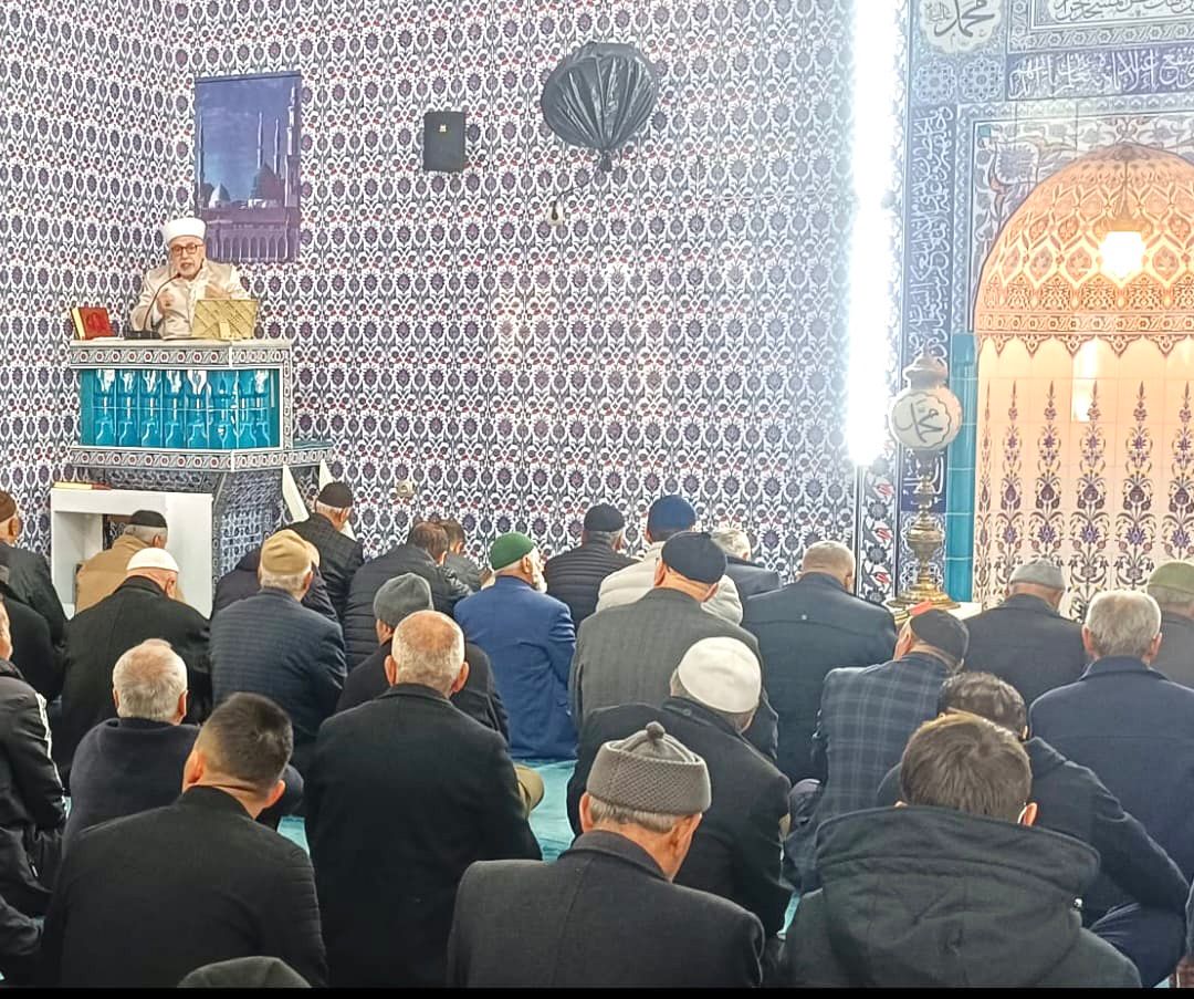 Siirt İl Müftüsü Şakir Pinal, Cuma vaazını Halid bin Velid Camii’nde verdi.