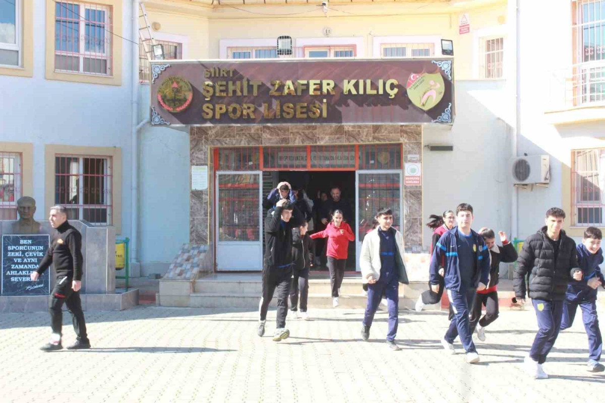 Siirt Şehit Zafer Kılıç Spor Lisesinde, itfaiye ve UMKE ekibinin katılımıyla deprem tatbikatı gerçekleştirildi.