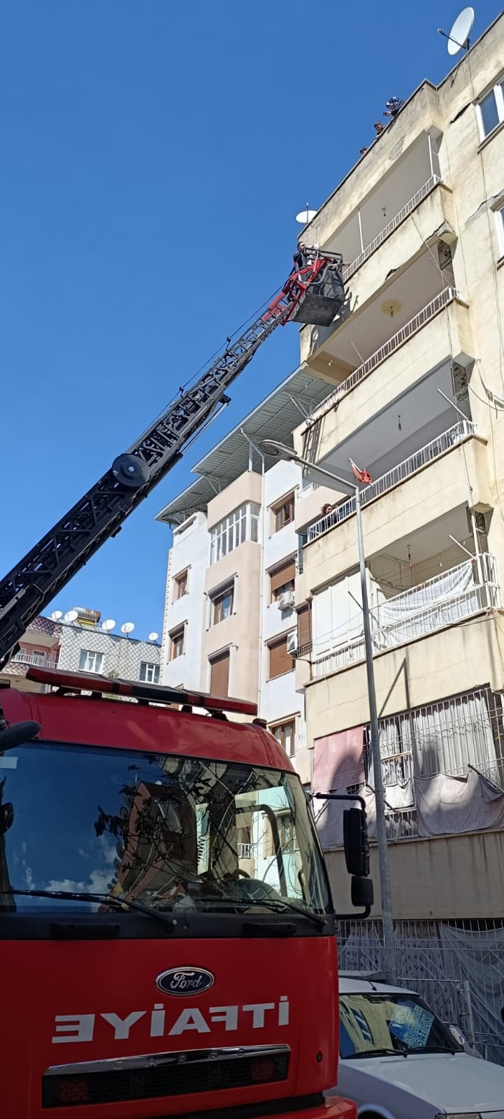 Siirt’te 3 Gündür Mahsur Kalan Kedi İtfaiye Tarafından Kurtarıldı