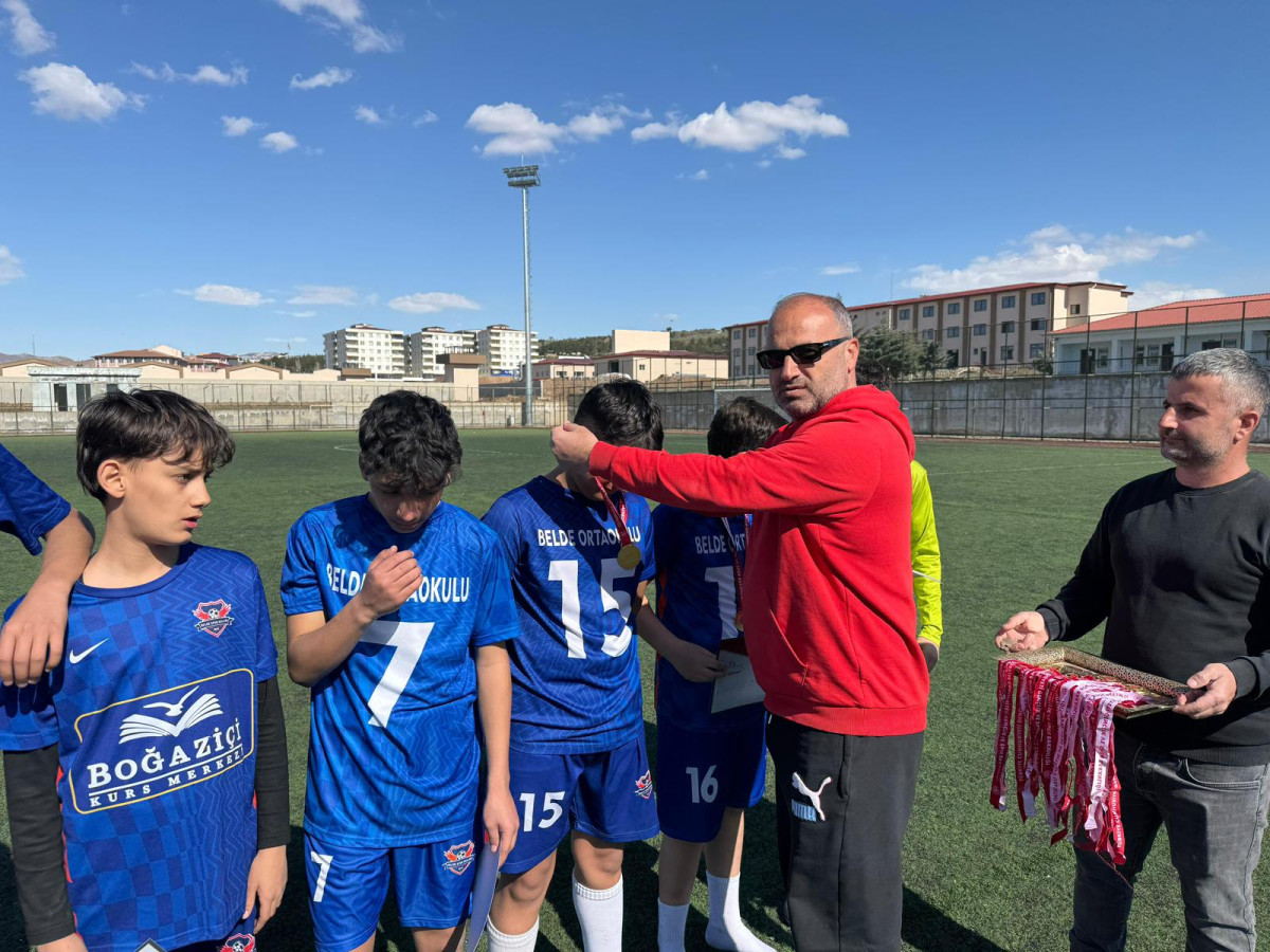 Okul Sporları Futbol Yıldızlar Kız ve Erkek Grup Müsabakaları Siirt te Yapıldı